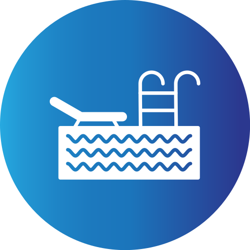 Piscine avec échelle et chaise longue au bord.